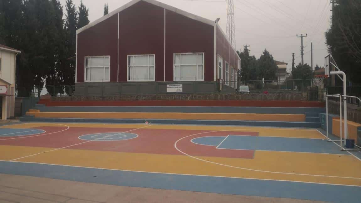 Okulumuzun bahçe düzenlemesi kapsamında spor alanlarımız boyandı.